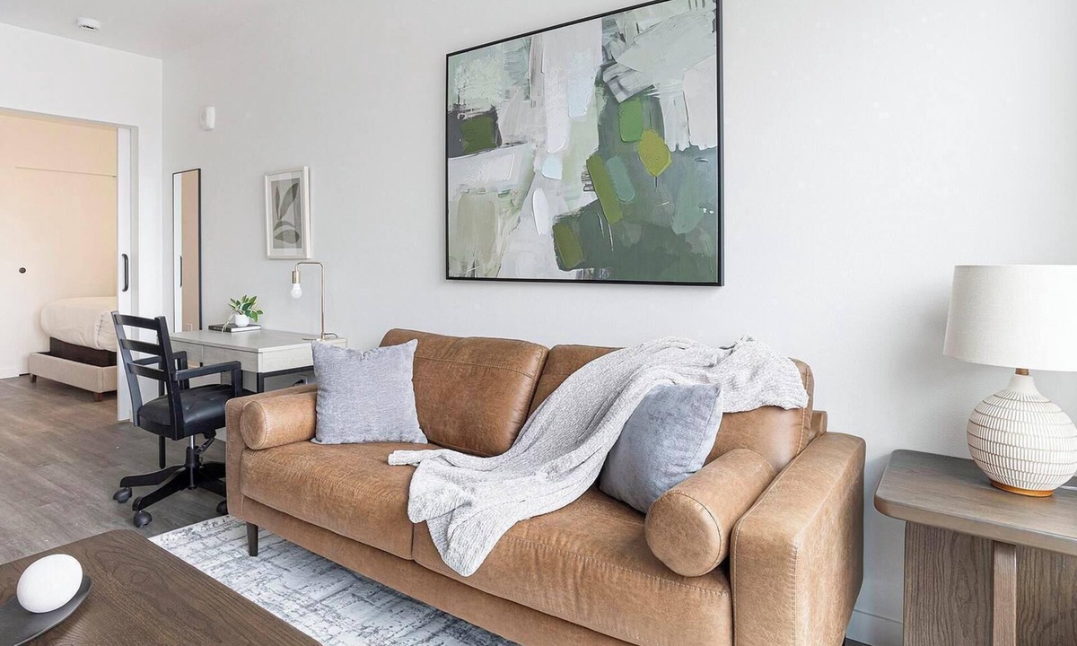 Crown Hill Apartment | Landing | Chic 1BD, Gym