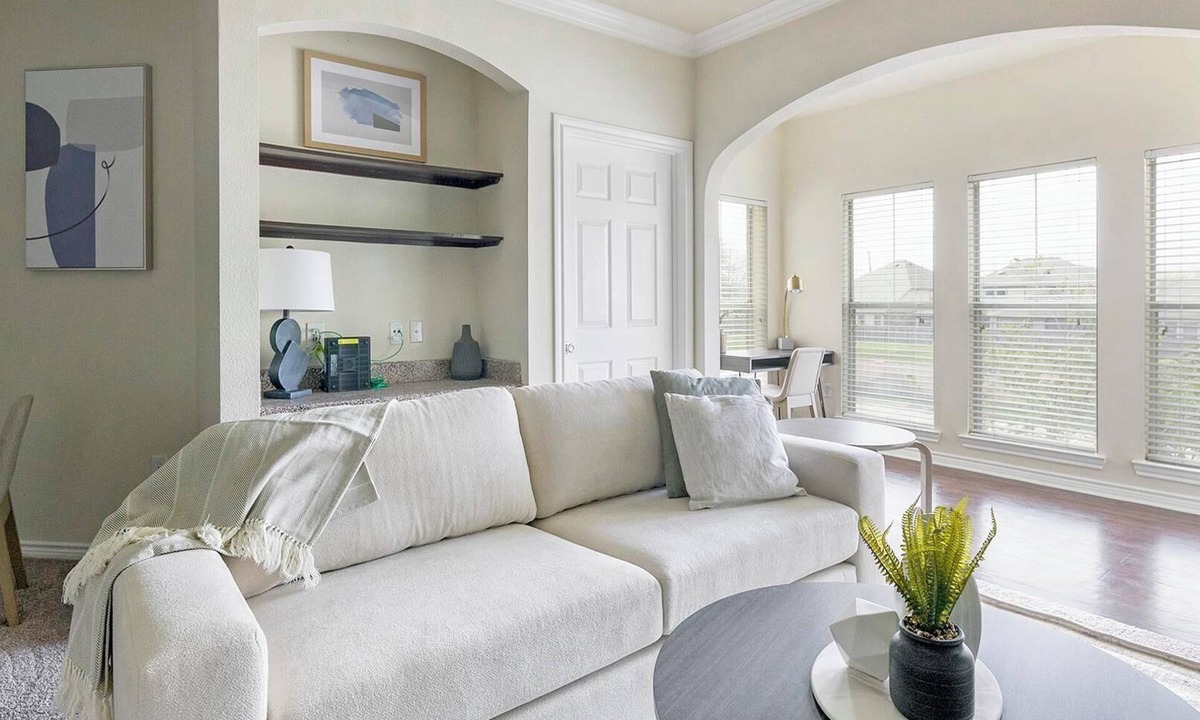Richmond Apartment | Landing | Chic 1BD, Pool, Gym