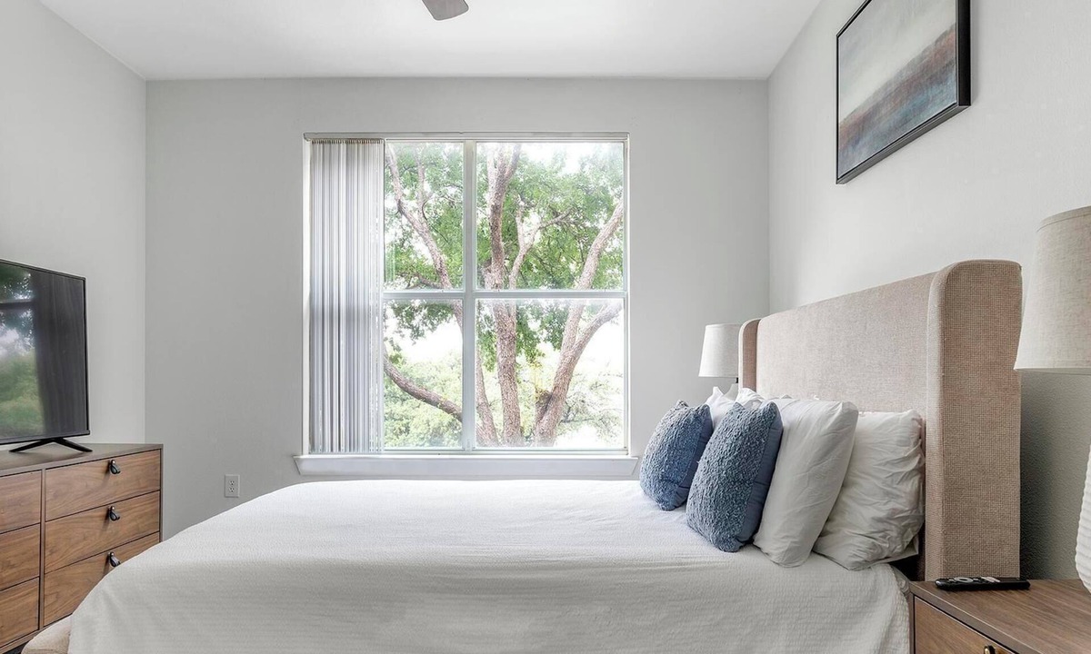 Irving Apartment | Landing | Chic 2BD, Gym, Clubhouse