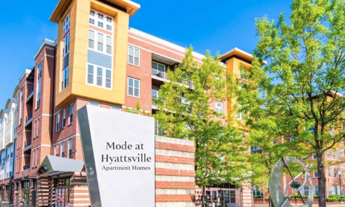 Chillum Apartment | Landing | Chic 2BD, Pool, Gym