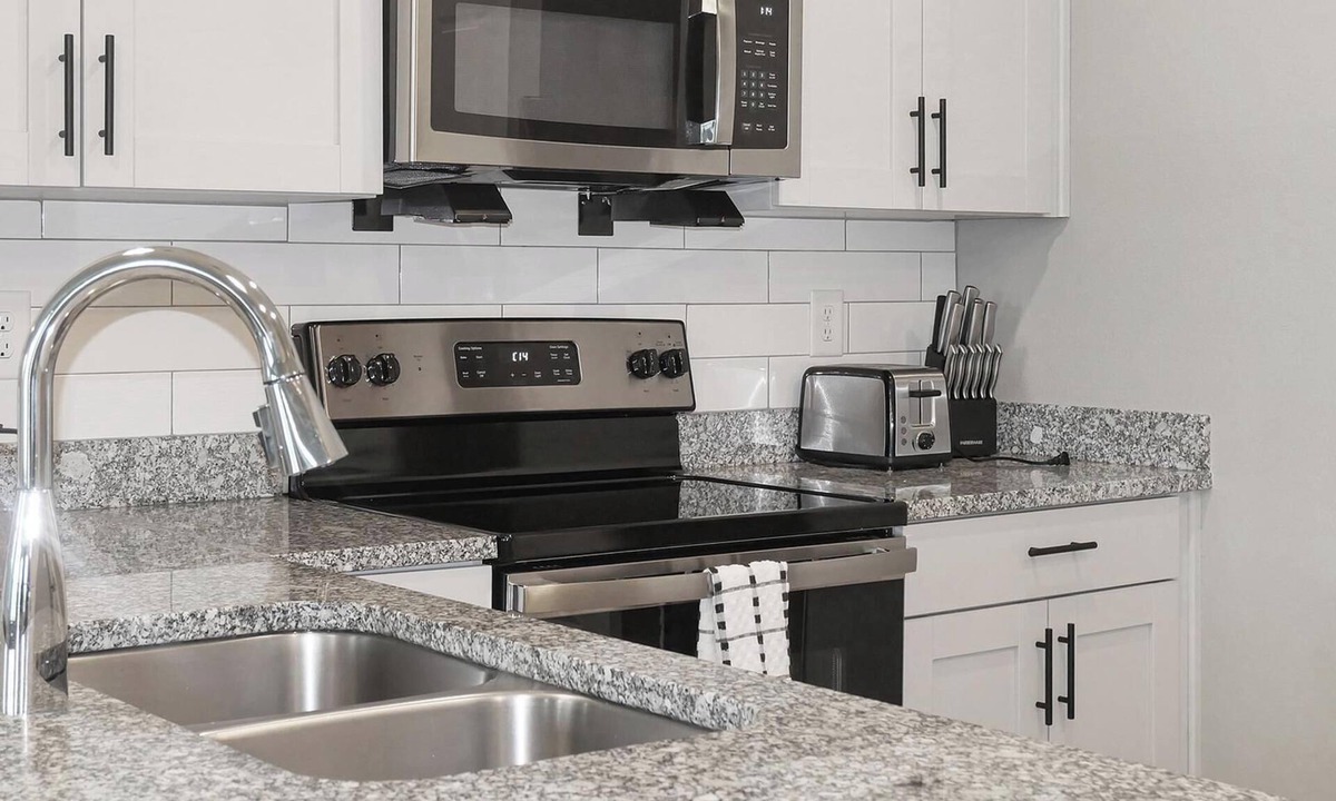 Fort Myers Apartment | Landing | Chic 2BD, Pool, Gym