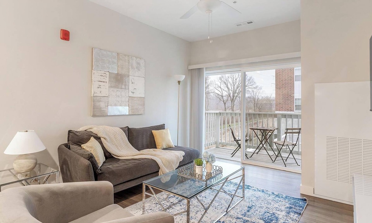 Willow Springs Apartment | Landing | Chic 2BD, Pool, Gym