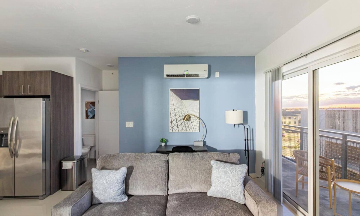 Naranja Apartment | Landing | Chic 2BD, Pool, Gym