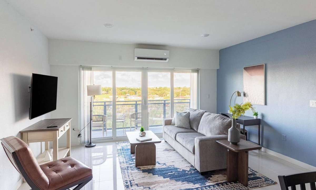 Naranja Apartment | Landing | Chic 2BD, Pool, Gym