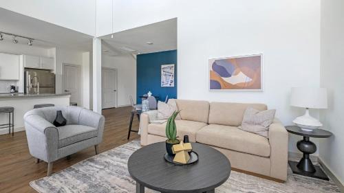 Waller Apartment | Landing Chic 3BD Pool Gym