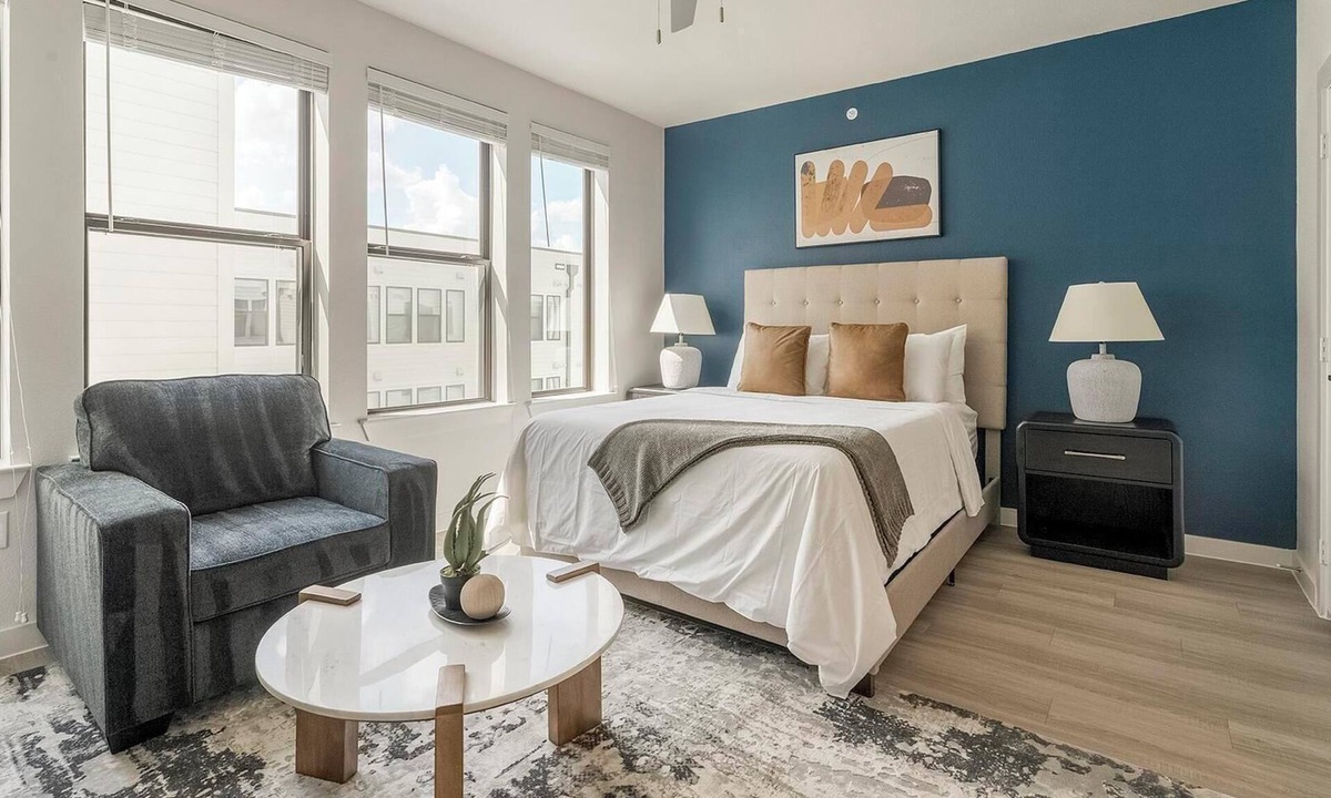 Sweetbriar Apartment | Landing | Chic Studio, Gym, Pool