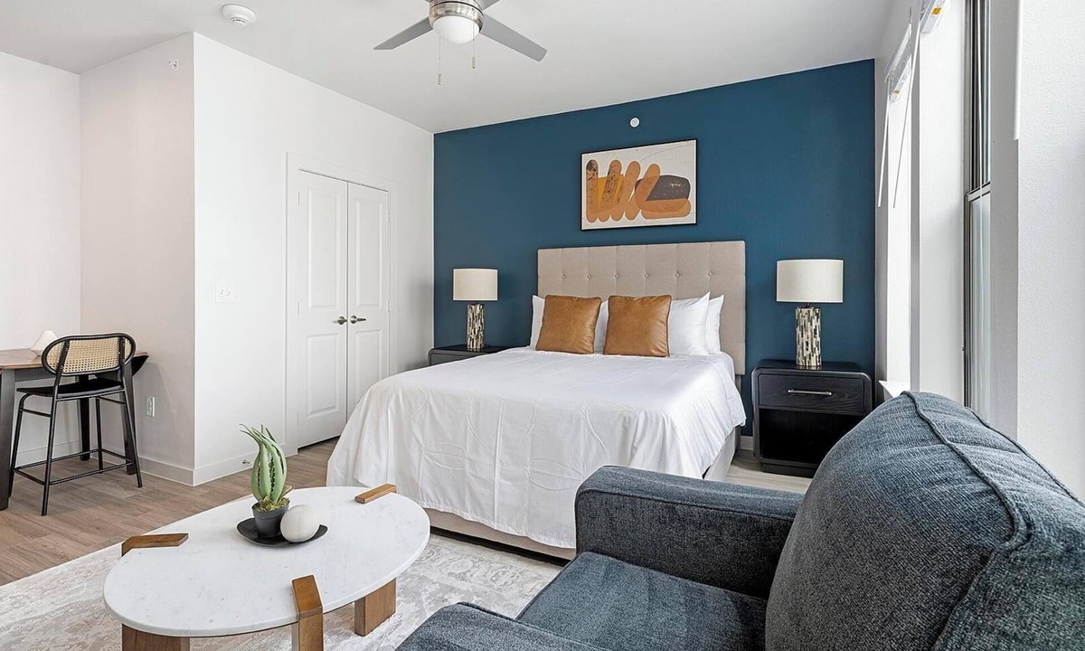 Sweetbriar Apartment | Landing | Chic Studio, Gym, Pool