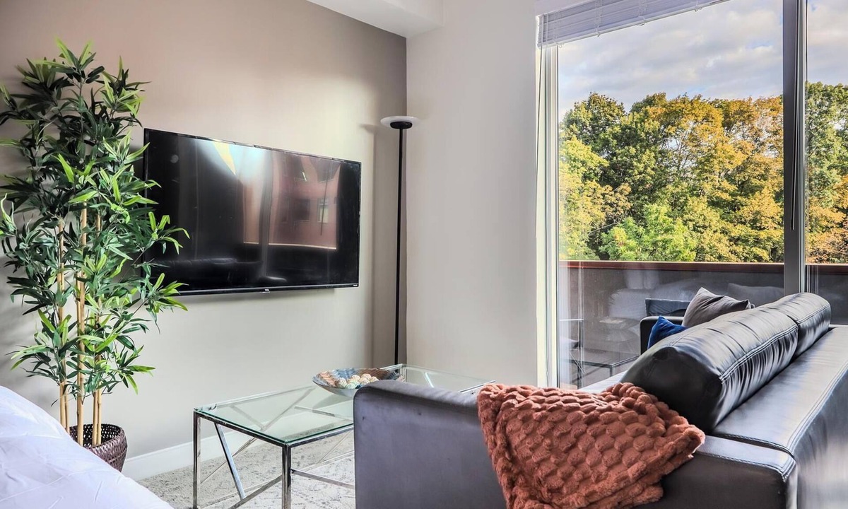 Ithaca Apartment | Landing | Chic Studio, Gym