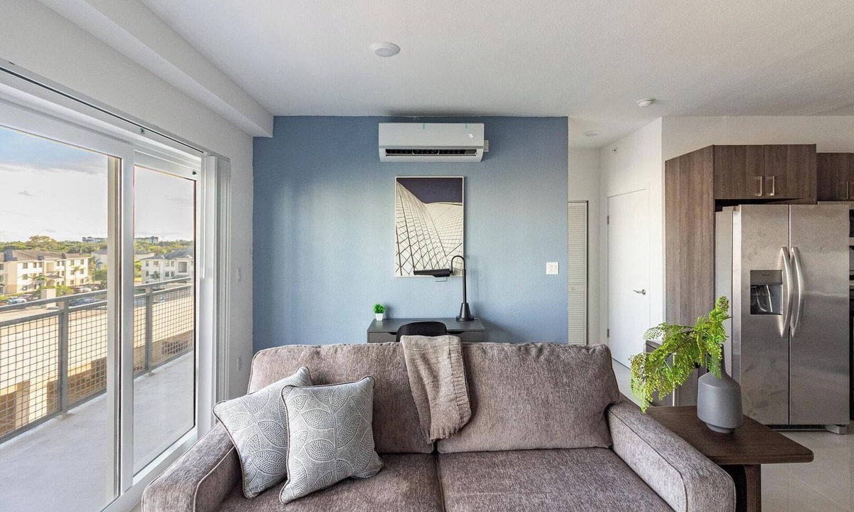 Naranja Apartment | Landing | Incredible 2BD, Gym, Pool