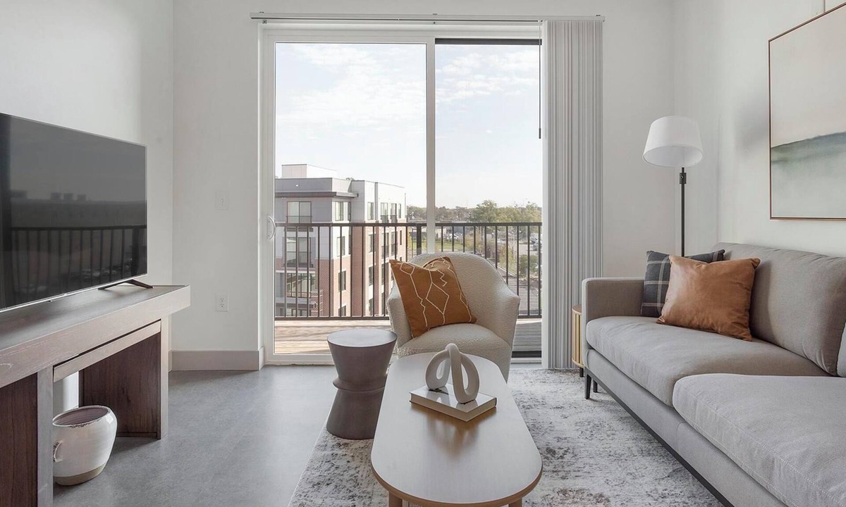 Richmond Apartment | Landing | Incredible 2BD, Pool, Gym