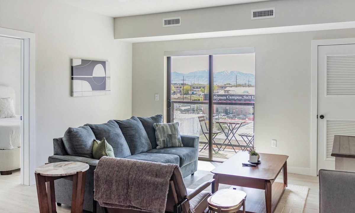 People's Freeway Apartment | Landing | Modern 1BD in Granary District