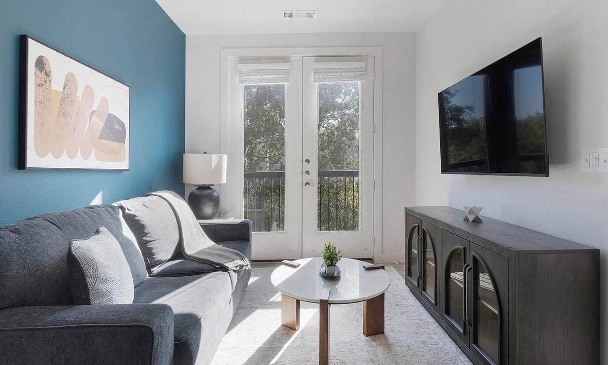 Sweetbriar Apartment | Landing | Modern 1BD, Gym, Pool