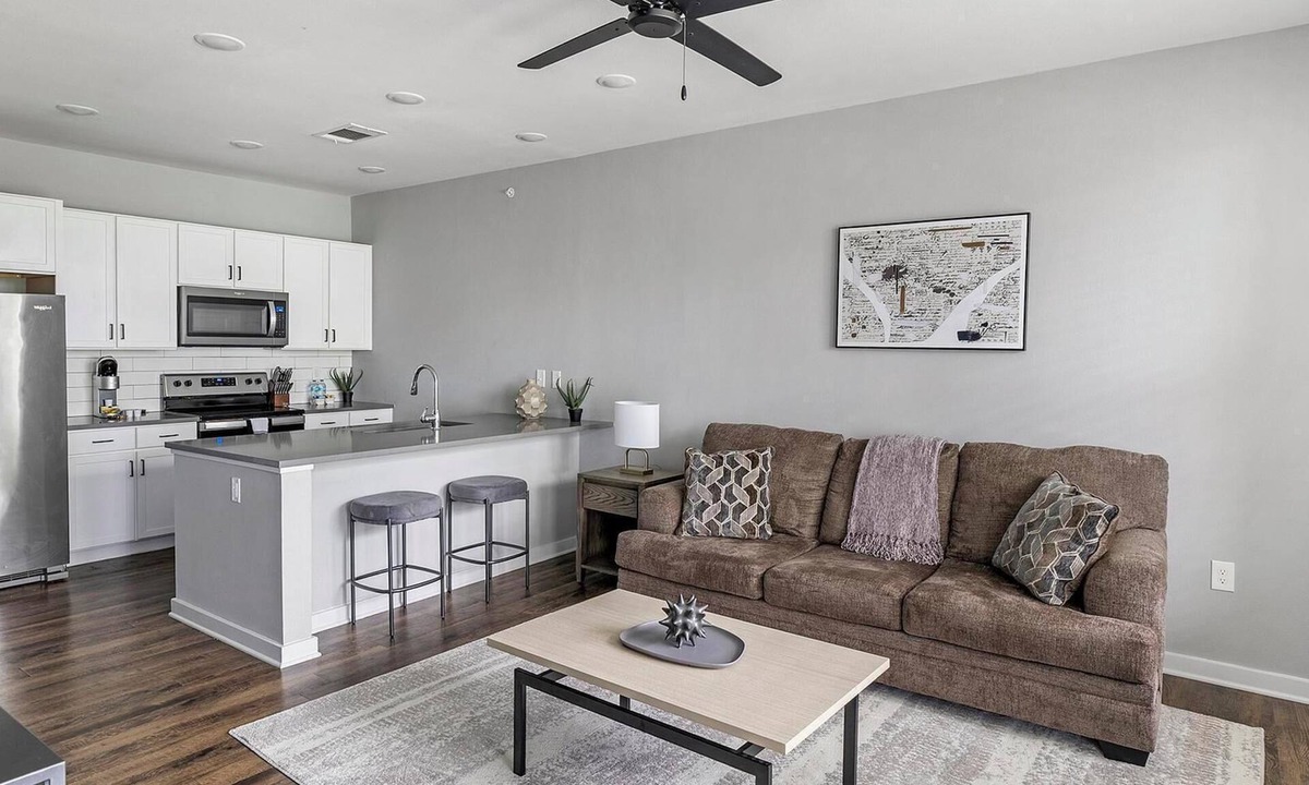 Madison Apartment | Landing | Modern 1BD, Gym, Pool