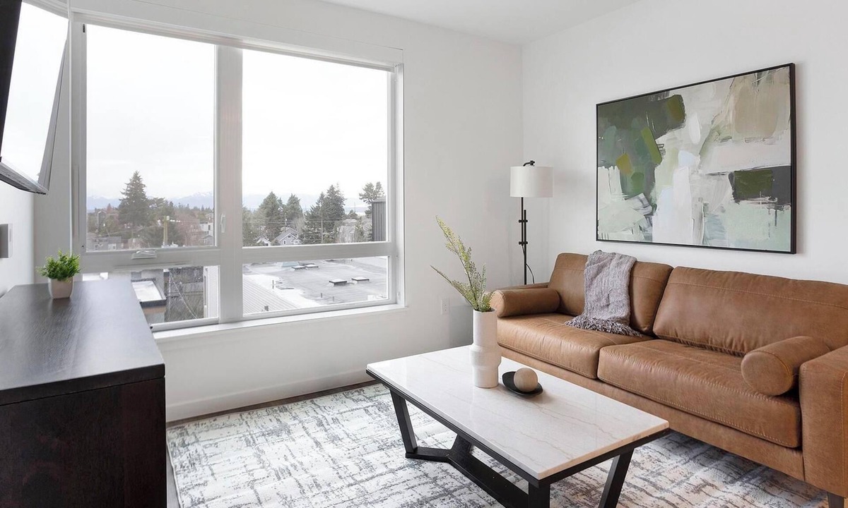 Crown Hill Apartment | Landing | Modern 1BD, Gym