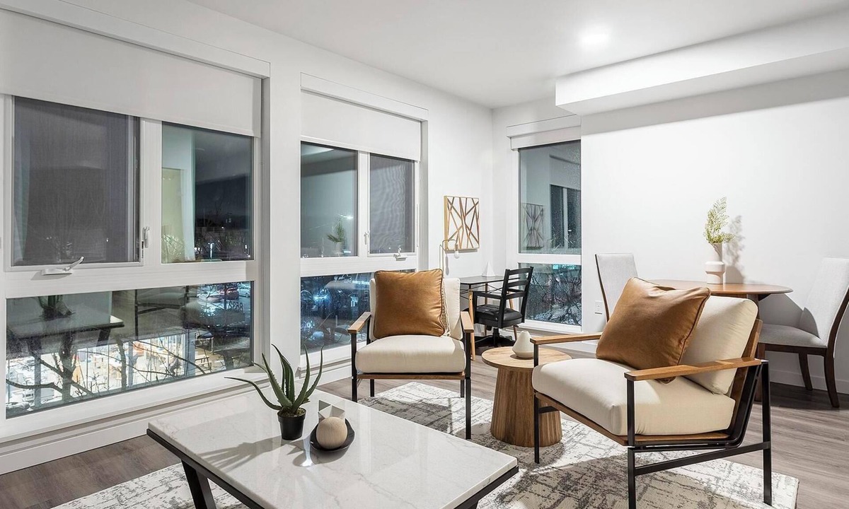 Crown Hill Apartment | Landing | Modern 1BD, Gym