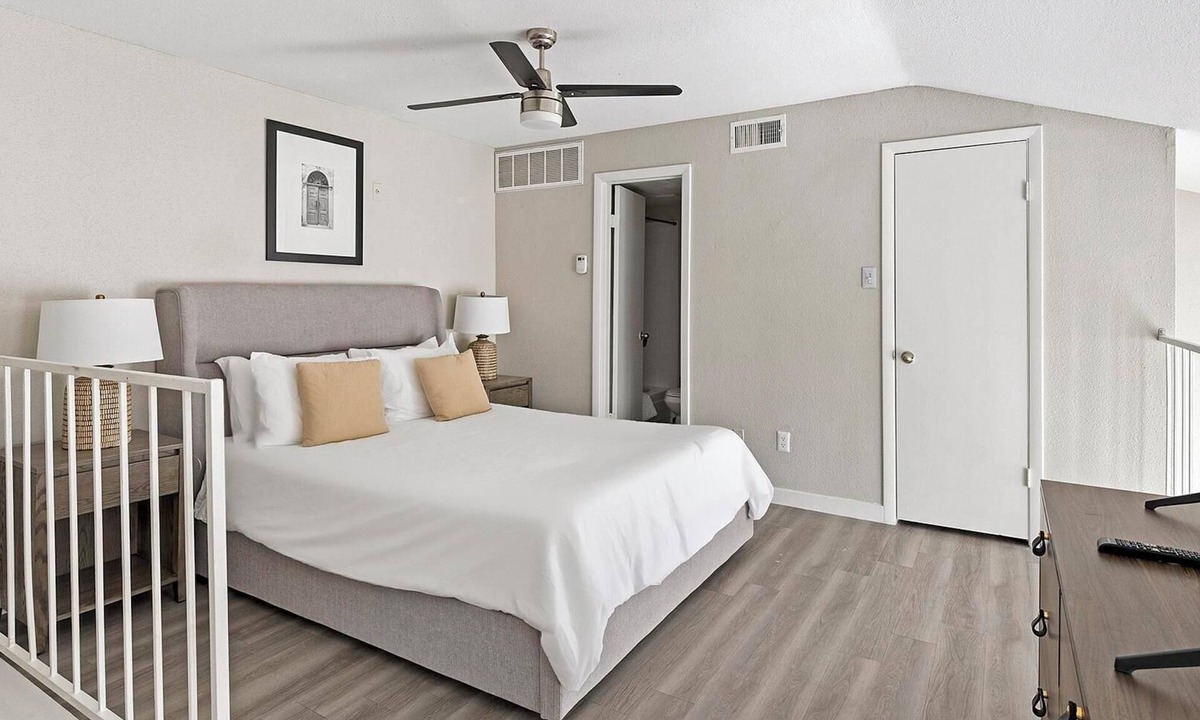 Fort Worth Apartment | Landing | Modern 1BD, Pool, Courtyard