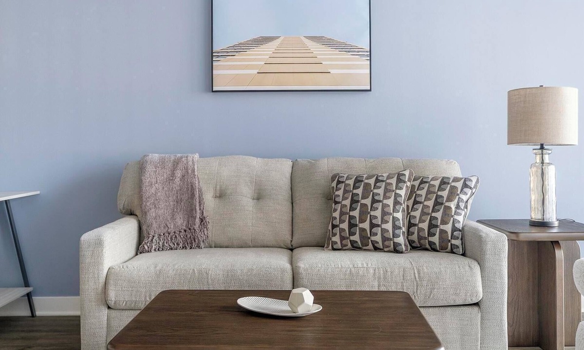 Schaumburg Apartment | Landing | Modern 2BD, Clubhouse, Gym