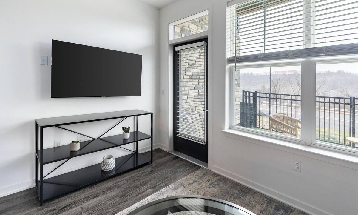 Coraopolis Apartment | Landing | Modern 2BD, Courtyard, Gym
