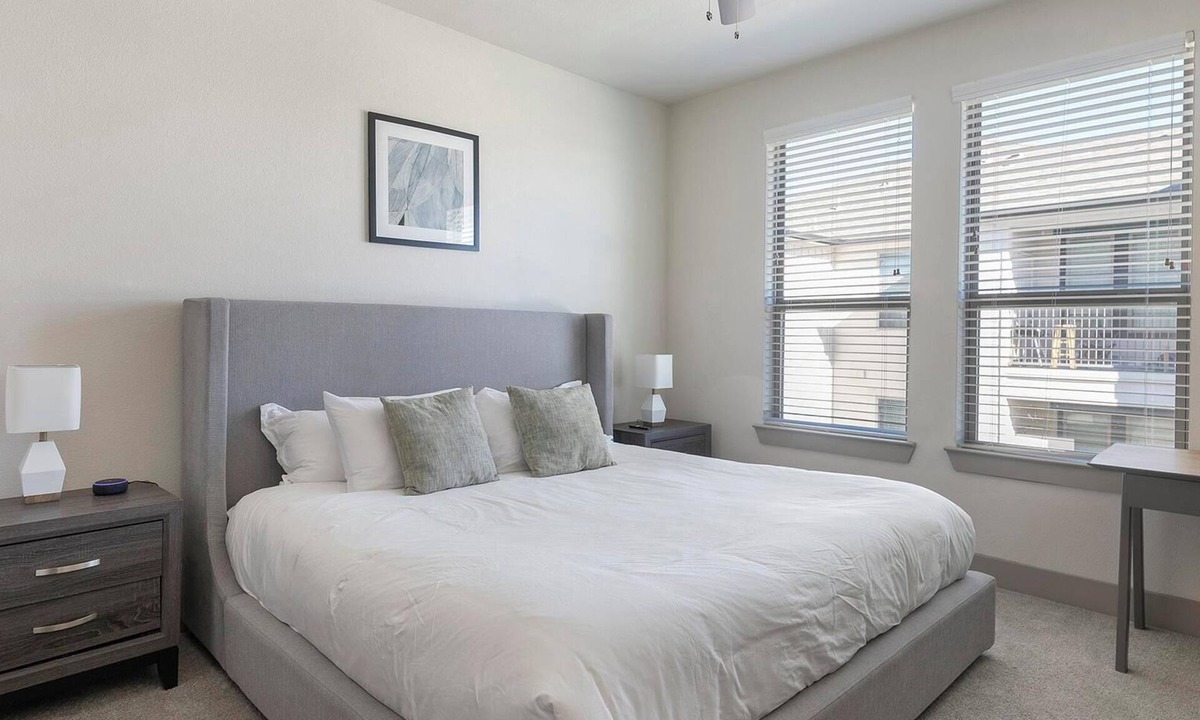 Manor Apartment | Landing | Modern 2BD, Gym, Courtyard