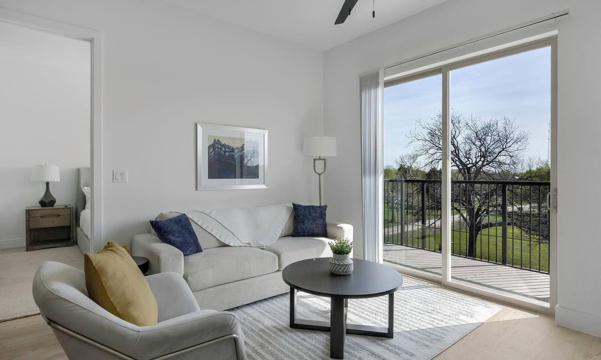 Denton Apartment | Landing | Modern 2BD, Gym, Pool