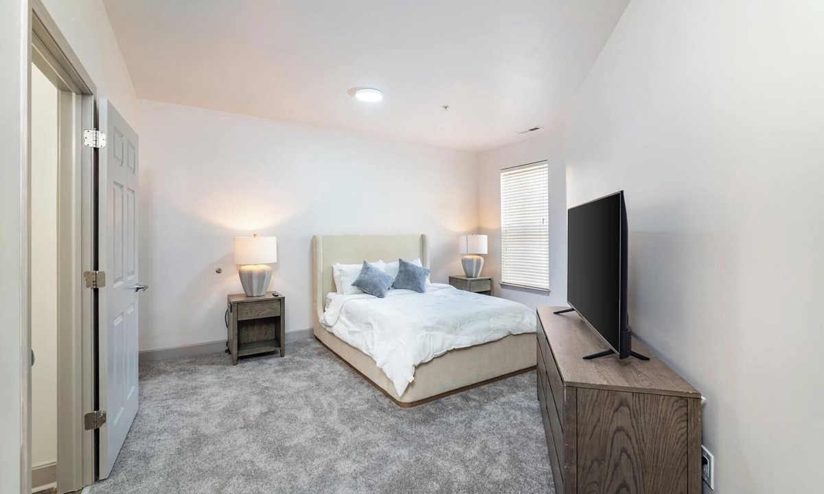 Corryville Apartment | Landing | Modern 2BD, Pool, Gym