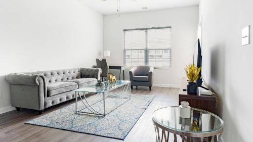 Bloomingdale Apartment | Landing Modern 2BD Pool Gym