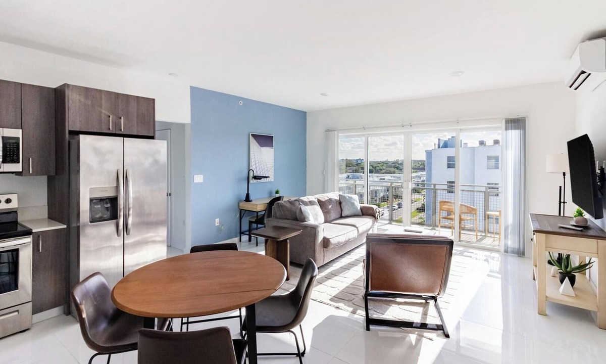 Naranja Apartment | Landing | Modern 3BD, Gym, Pool
