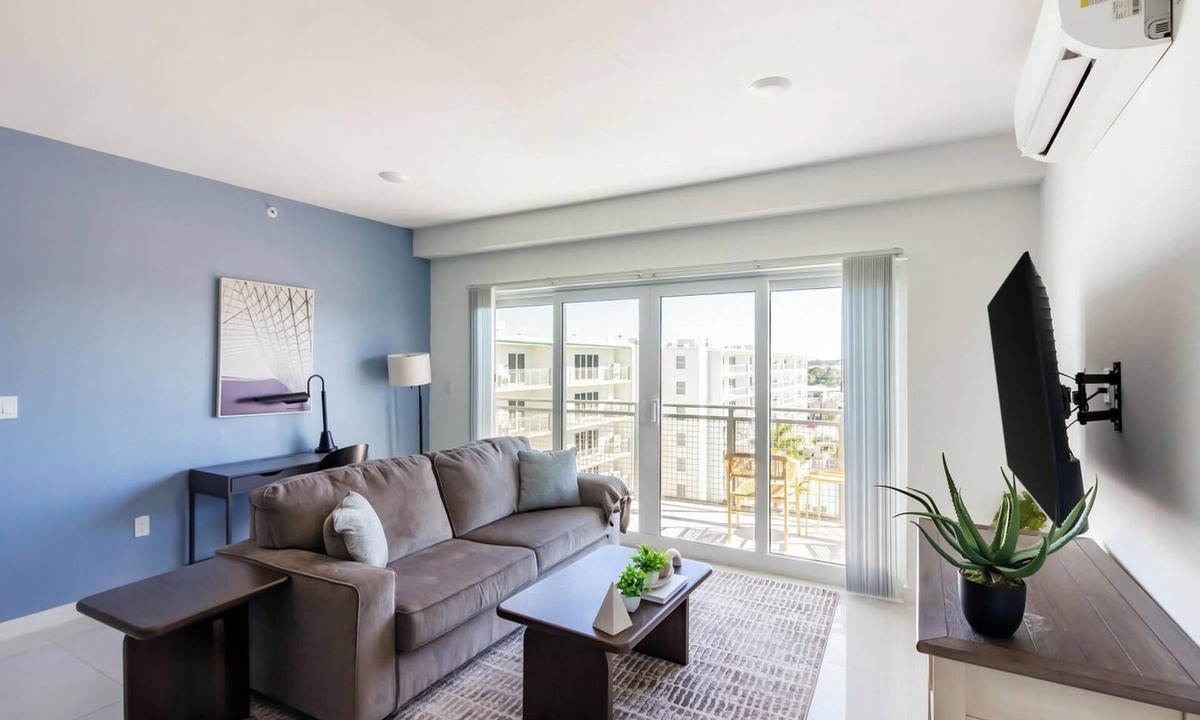Naranja Apartment | Landing | Modern 3BD, Gym, Pool