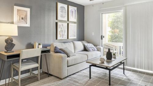 Durham Apartment | Landing Modern Apartment with Amazing Amenities (ID7073X01)