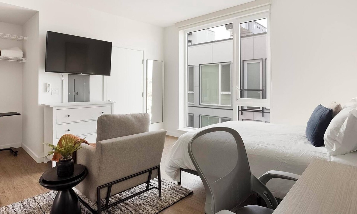 Mann Apartment | Landing | Modern Studio, Courtyard, Rooftop Lounge