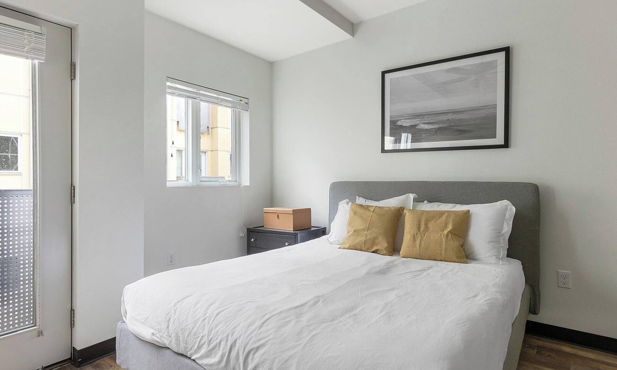 Pearl District Apartment | Landing | Modern Studio, Gym, Courtyard
