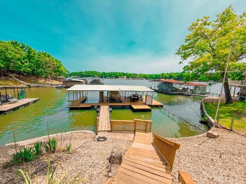 Gravois Mills House | Landing on Lake Time-Lakefront 4BD2BADockDeck