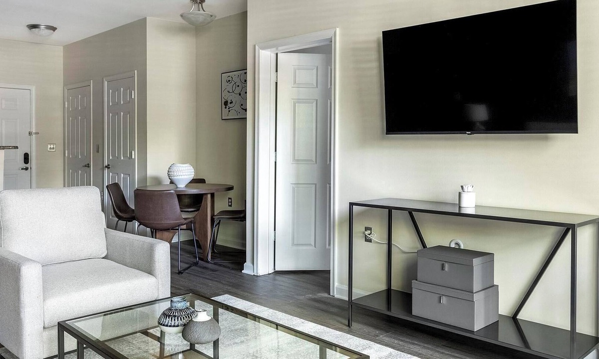 Norristown Apartment | Landing | Spectacular 2BD, Pool, Gym