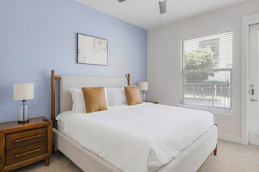 Old East Dallas Apartment | Landing | Spectacular 1BD, Gym, Clubhouse