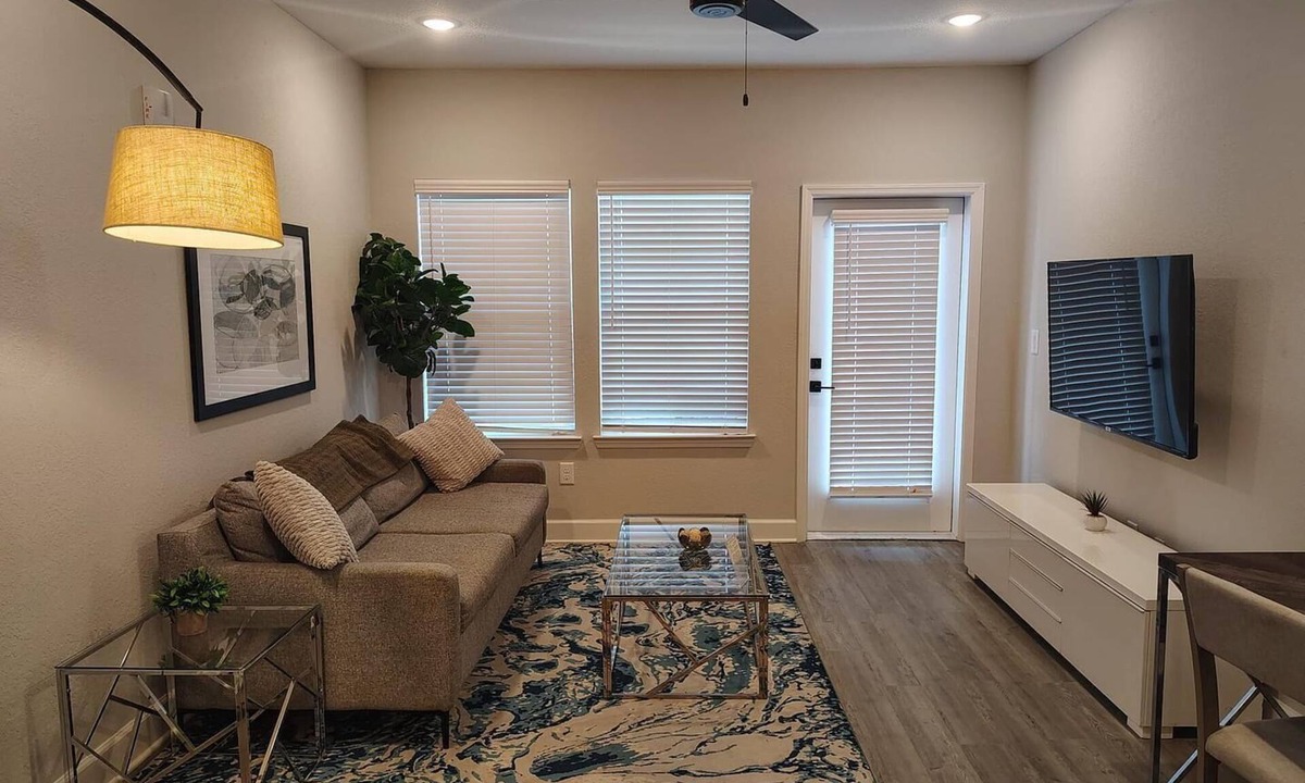 Newberry Apartment | Landing | Spectacular 2BD, Gym, Pool