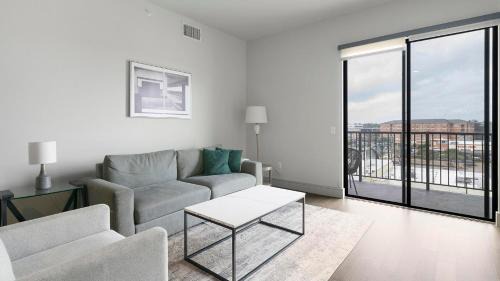 Houston Apartment | Landing Spectacular 2BD Gym Pool