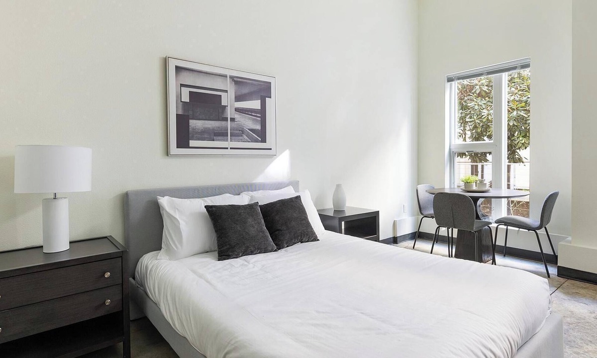 Pearl District Apartment | Landing | Spectacular Studio, Courtyard, Gym