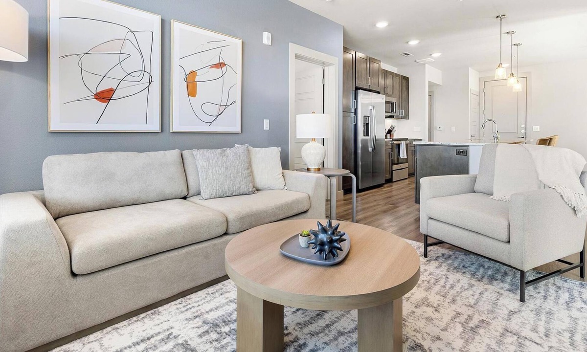 Woodburn Apartment | Landing | Spectacular Studio, Pool, Gym