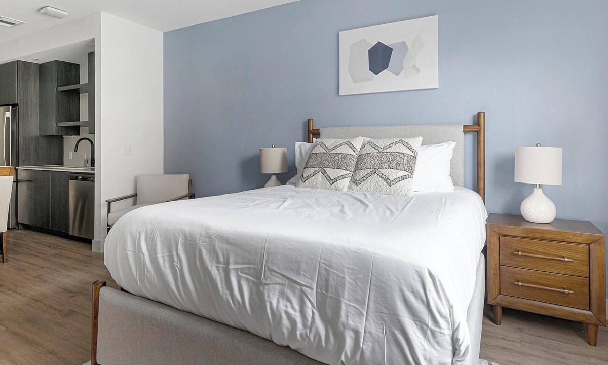 MLK Apartment | Landing | Spectacular Studio, Gym, Courtyard