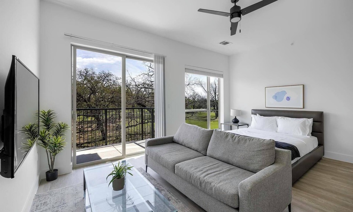 Denton Apartment | Landing | Spectacular Studio, Gym, Courtyard