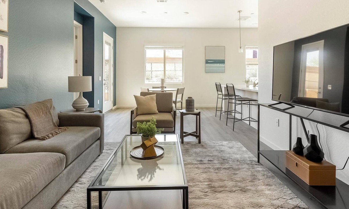 Oro Valley Apartment | Landing | Spectacular 2BD, Pool