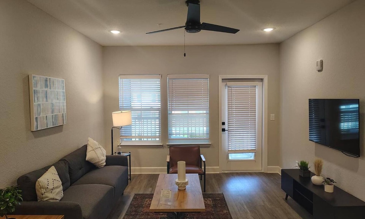 Newberry Apartment | Landing | Stunning 1BD, Gym, Pool