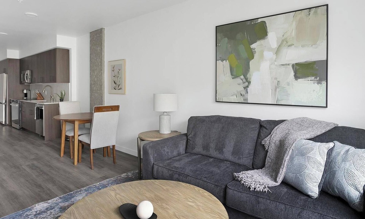 Crown Hill Apartment | Landing | Stunning 1BD, Gym