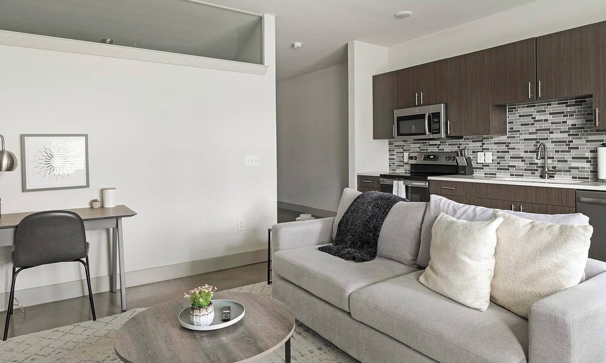 Vickery Meadow Apartment | Landing | Stunning 1BD, Pool, Gym