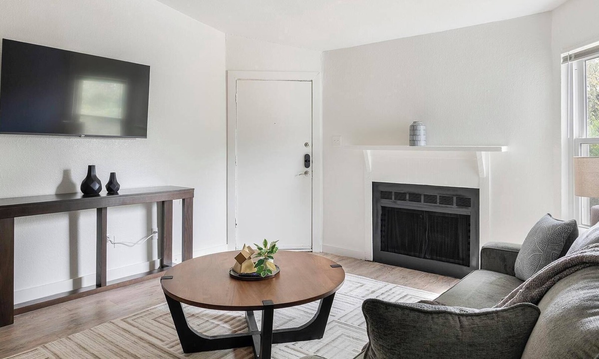 DeSoto Apartment | Landing | Stunning 1BD, Pool, Tennis Court