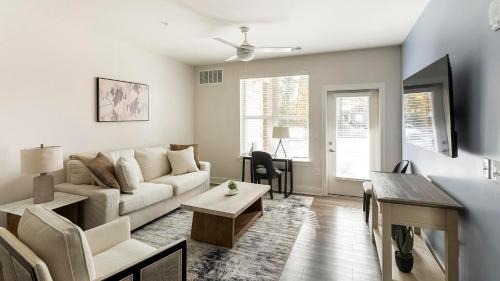 Belle Mina Apartment | Landing Stunning 1BD Yoga Studio Courtyard
