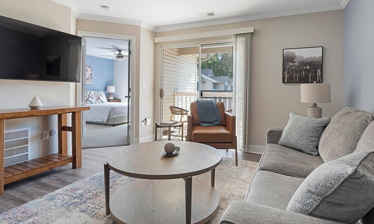 Eureka Apartment | Landing | Stunning 2BD, Clubhouse, Pool
