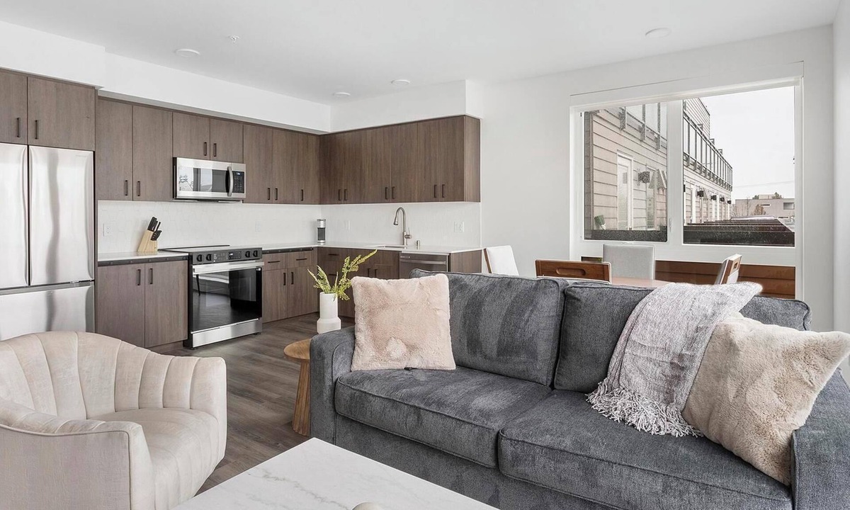 Crown Hill Apartment | Landing | Stunning 2BD, Gym
