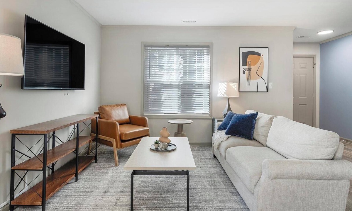 Crabtree Apartment | Landing | Stunning 2BD, Tennis Court, Gym