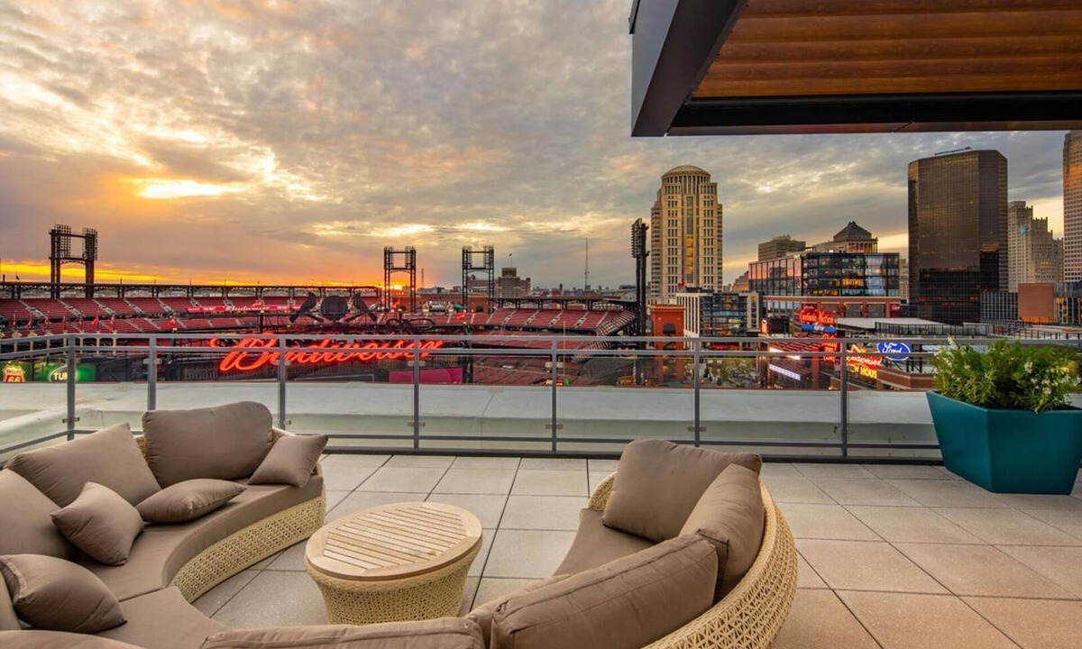 Downtown St. Louis Apartment | Landing | Stunning Studio, Gym, Pool